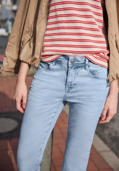 Mid Waist kick flare jeans in een Skinny Fit ultrableached wash