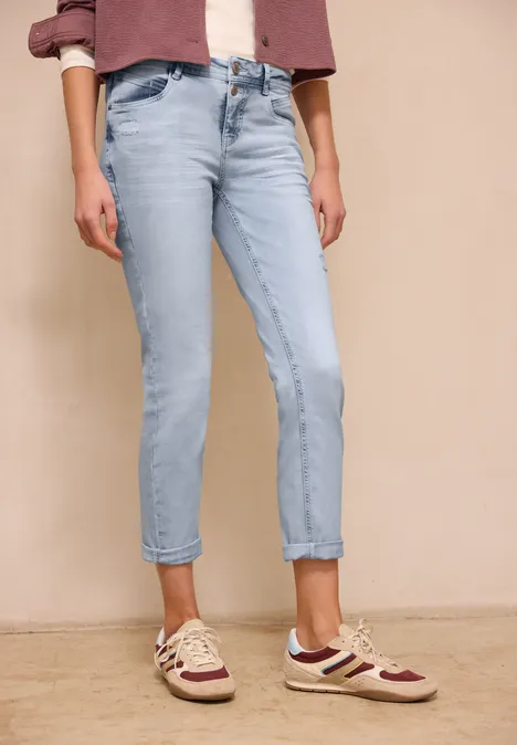 Mid Waist Slim Leg Jeans dans un Casual Fit bleached wash
