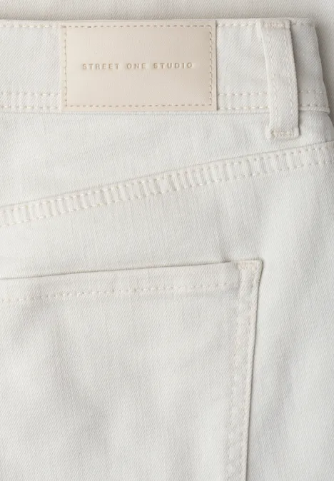 Nahaufnahme einer weißen Jeans mit Gesäßtasche und Street One Studio-Label am Bund.