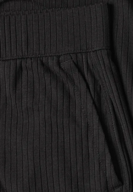 Wide Leg Hose in Rippstruktur Black Detailansicht eines schwarzen, gerippten Strickstoffs mit seitlicher Tasche.