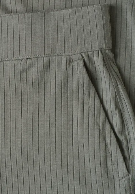 Wide Leg Hose in Rippstruktur sea spray green Detailaufnahme einer graugrünen, gerippten Stoffhose mit elastischem Bund und seitlicher Tasche.