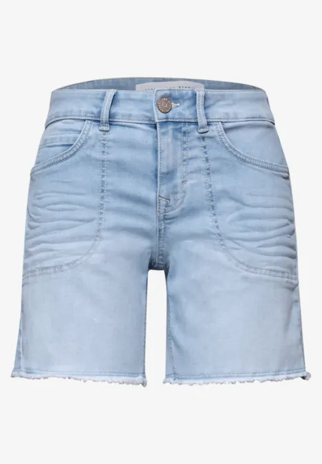 Leichte, helle Jeansshorts mit Knopfverschluss, fünf Taschen und fransigem Saum