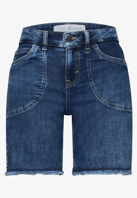 Straight Leg Jeansshorts im Casual Fit dark blue wash Dunkelblaue Denim-Shorts mit Gürtelschlaufen und leicht ausgefranstem Saum.