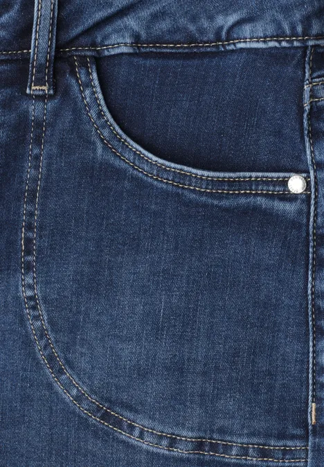 Straight Leg Jeansshorts im Casual Fit dark blue wash Nahaufnahme einer blauen Jeans-Tasche aus Denim mit Nahtdetails.