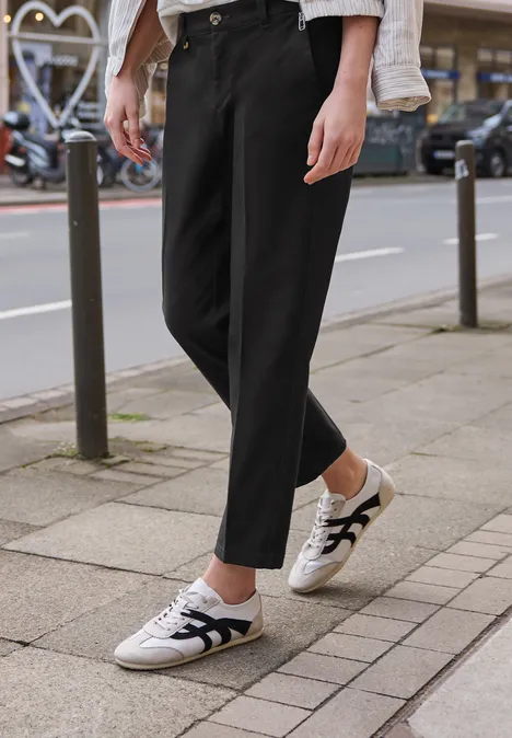 Mid Waist Slim Leg Chino im Casual Fit Black