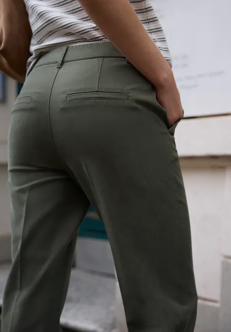 Mid Waist Slim Leg Chino im Casual Fit ashen olive