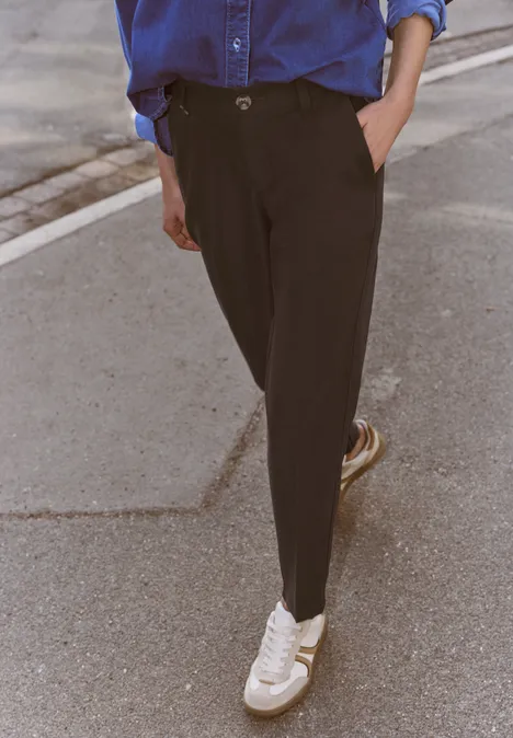 Spodnie typu chinos z wąską nogawką w talii Mid Waist o swobodnym kroju Slim Fit. hide brown