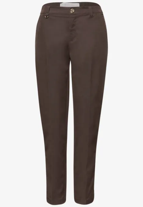 Spodnie typu chinos z wąską nogawką w talii Mid Waist o swobodnym kroju Slim Fit. hide brown
