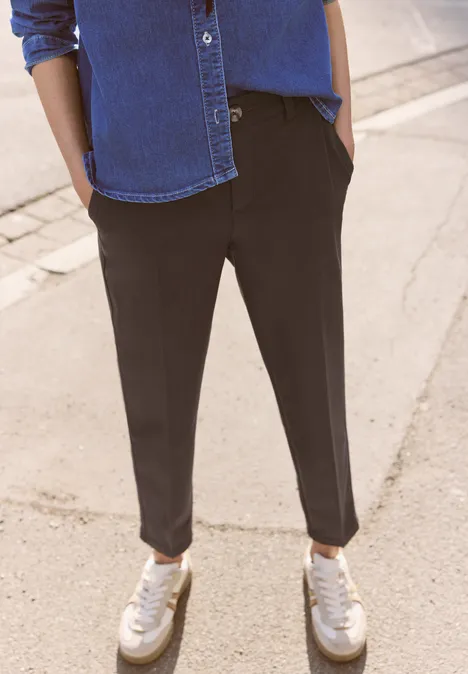 Spodnie typu chinos z wąską nogawką w talii Mid Waist o swobodnym kroju Slim Fit. hide brown