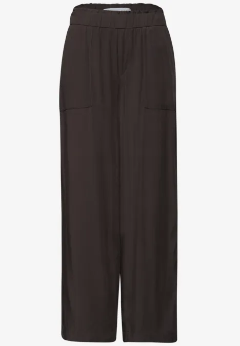 Schwarze, lockere Hose mit elastischem Bund und Fronttaschen.