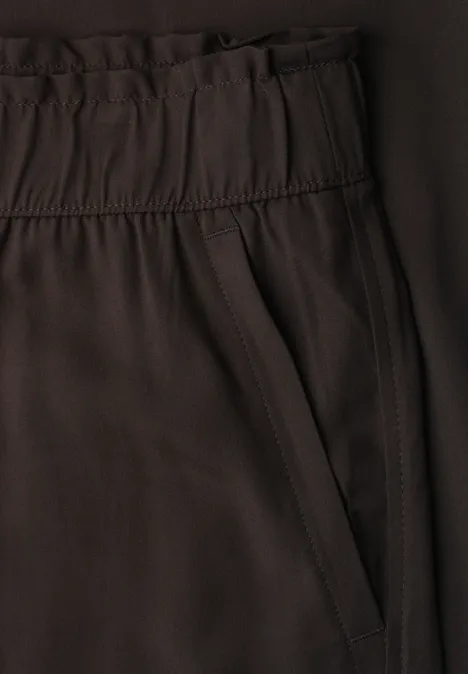 Schwarze Jogginghose aus leichtem Stoff mit Gummibund und seitlicher Eingrifftasche.