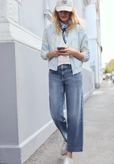 Mid Waist Straight Leg Jeans im Casual Fit Medium Blue Authentic wash