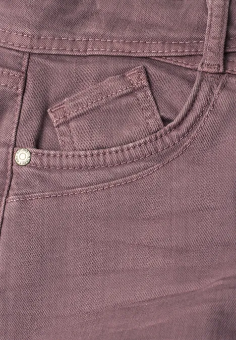 Paarse spijkerbroek met klein vakje in de voorzak waarin een smartphone zit.