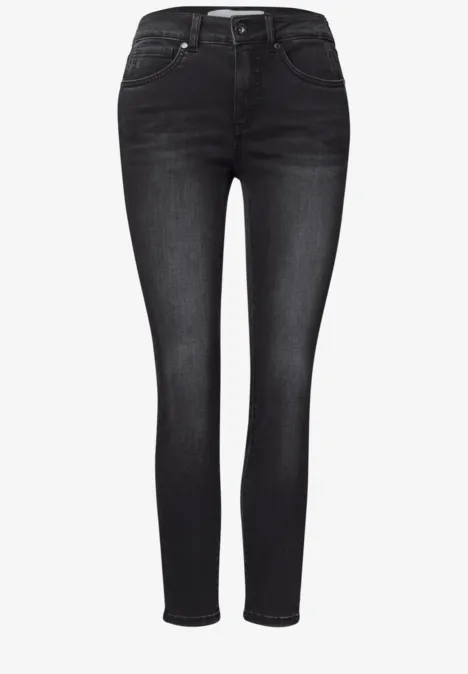 Mid Waist Skinny Leg Jeans im Skinny Fit black washed Schwarze, eng anliegende Damen-Skinny-Jeans mit fünf Taschen und hohem Bund.