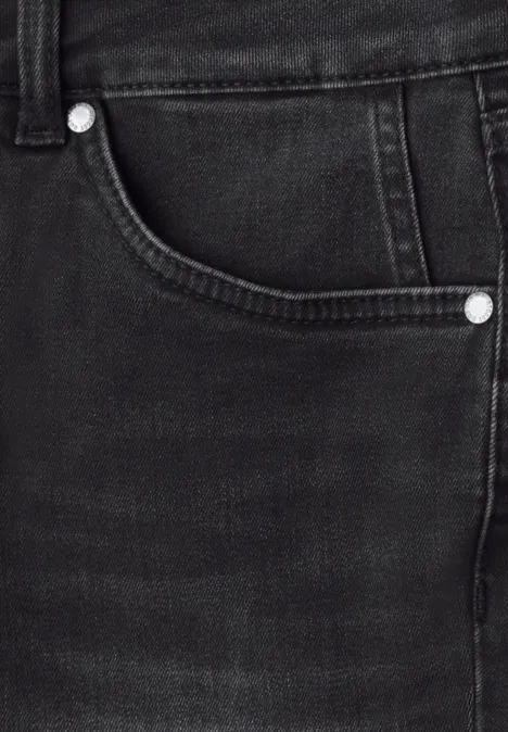Mid Waist Skinny Leg Jeans im Skinny Fit black washed Detailaufnahme einer schwarzen Jeans mit sichtbarer Tasche und silbernen Nieten.