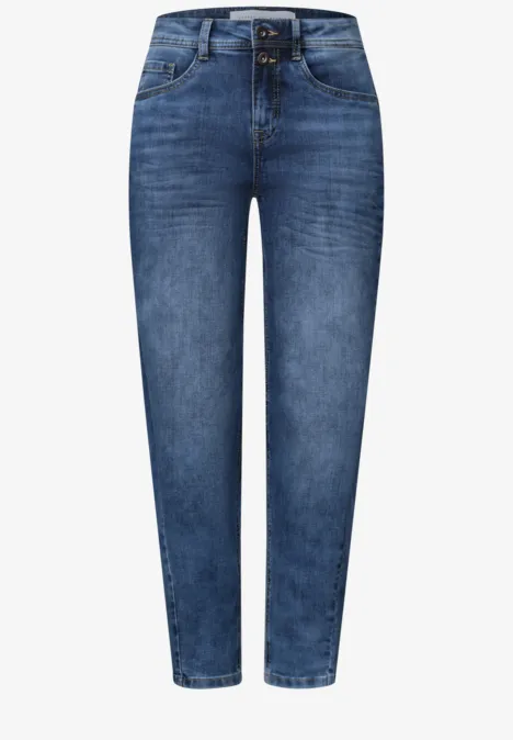 Dunkelblaue Mom-Jeans mit hoher Taille und schmal zulaufenden, leicht verkürzten Beinen.