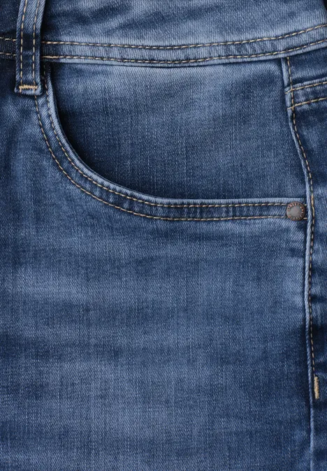 Nahaufnahme einer blauen Jeanshose mit sichtbarer Gesäßtasche und Nahtdetails.