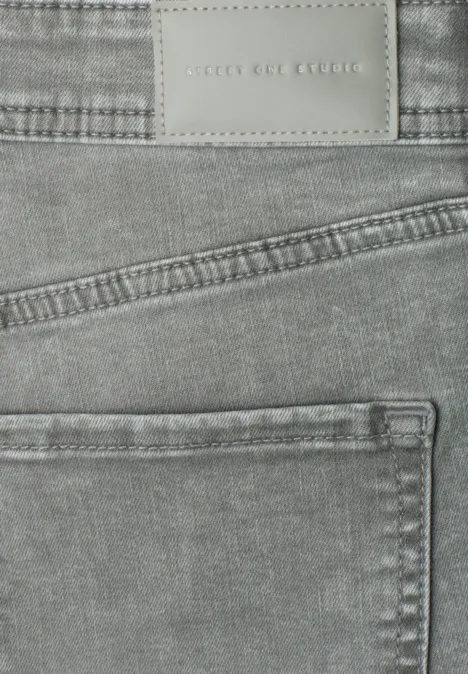 Gros plan d’un jean gris avec poche arrière et étiquette de marque