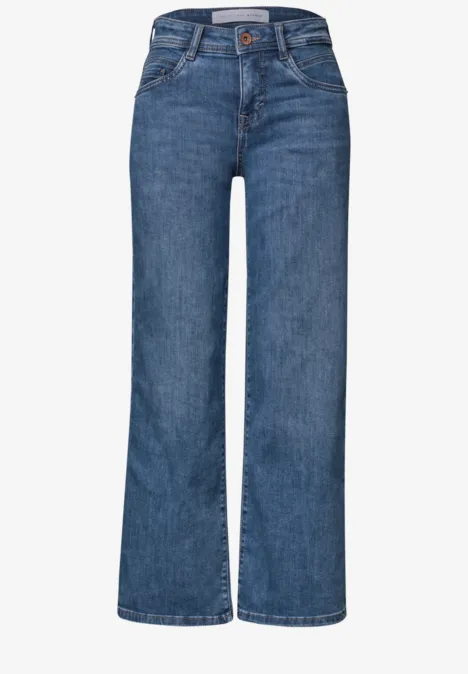 Jeans bleu en denim à larges jambes droites.