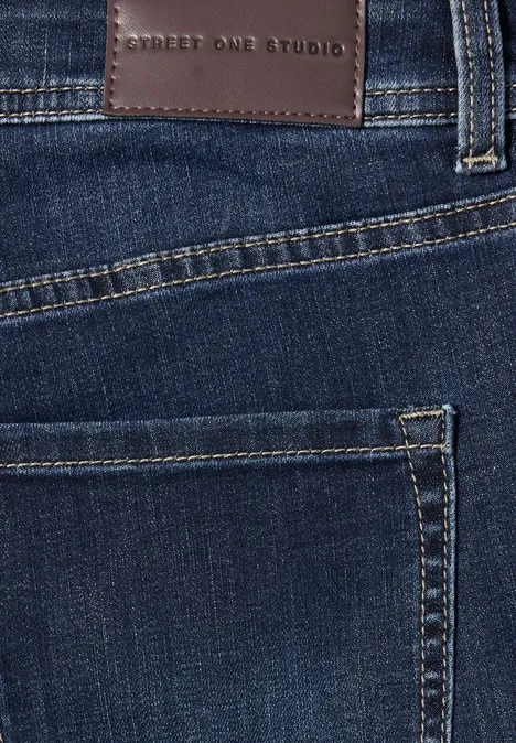 Mid Waist Bootcut Jeans im Slim Fit intense dark blue Nahaufnahme einer blauen Jeans mit Gesäßtasche und braunem Lederetikett