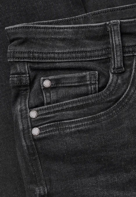 Bootcut-jeans met Mid Waist-taille in Slim Fit authentic black washed Nahaufnahme einer dunklen Jeansvorderseite mit Münztasche, Gürtelschlaufe und Nieten.