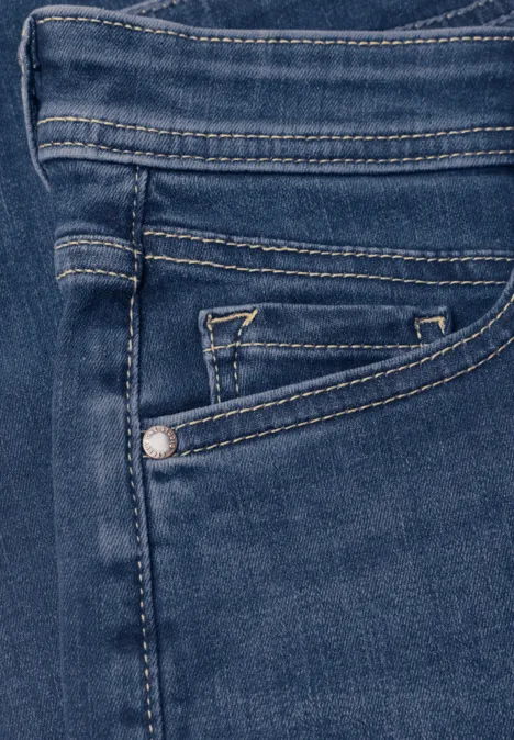 Mid Waist Wide Leg Jeans im Casual Fit dark blue soft washed Nahaufnahme einer dunkelblauen Jeansvordertasche mit Münzfach und auffälligen Nähten.