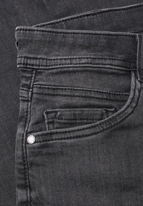 Mid Waist Wide Leg Jeans im Casual Fit soft black washed Nahaufnahme einer schwarzen Jeanshose mit Vordertaschen und Münzfach.