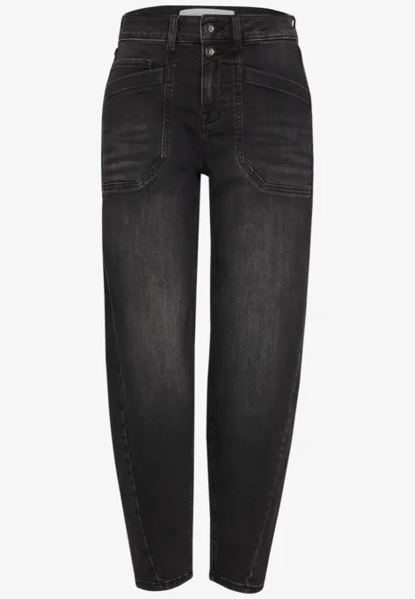 Schwarze, hochgeschnittene Jeans mit angesetzten Taschen und modernem, leicht zulaufendem Bein.