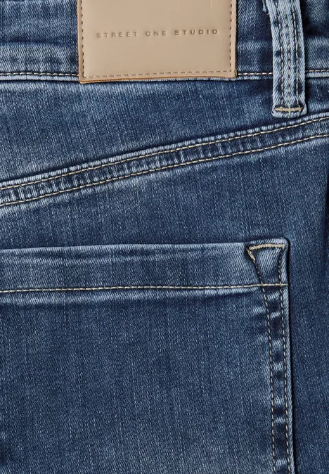 Mid Waist Wide Leg Jeans im Loose Fit mid blue heavy washed Nahaufnahme einer blauen Jeans mit Gesäßtasche und abgenähtem Lederetikett