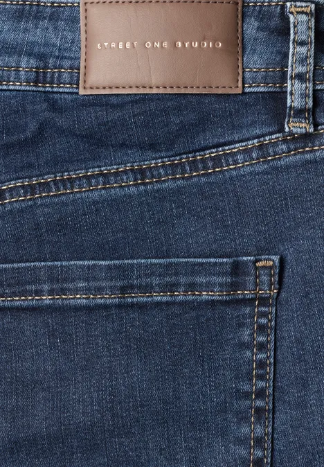 Mid Waist Straight Leg Jeans im Casual Fit dark blue random washed Dunkelblaue Denimjeans mit Gesäßtasche, auffälligen Nähten und braunem Markenlederlabel am Bund.