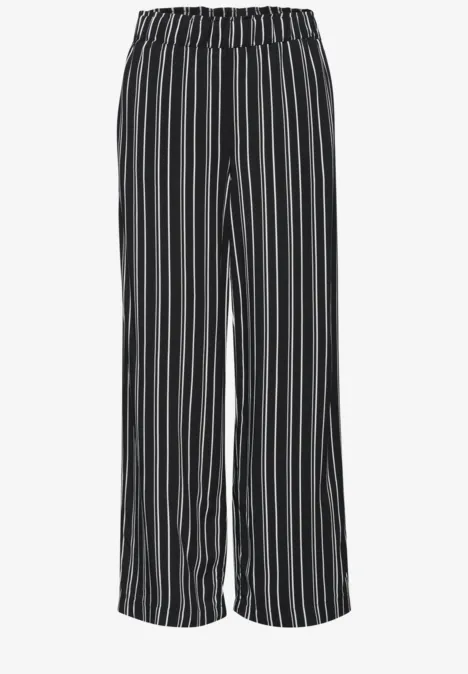 Schwarze, weit geschnittene Hose mit weißen Längsstreifen und elastischem Bund.