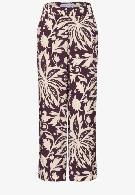 Luchtige wijde broek in crème met donkerpaarse bloemprint.