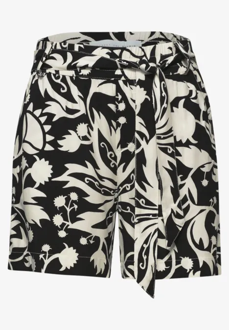 Schwarze Shorts mit weißem Blumenmuster und Taillengürtel.