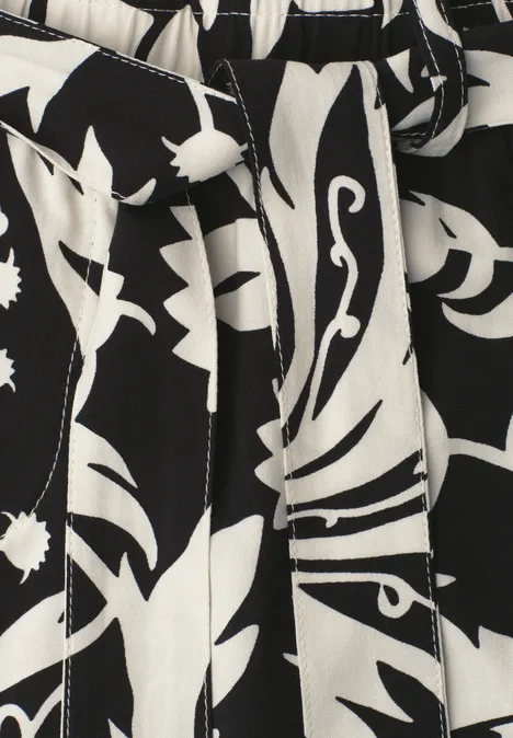 Schwarz-weißer Stoff mit abstrakten, floralen Mustern