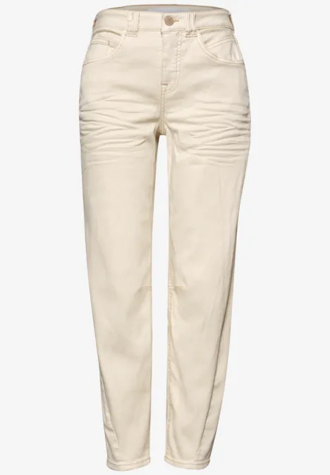 Lichtbeige jeans met rechte pasvorm, hoge taille en een casual uitstraling.