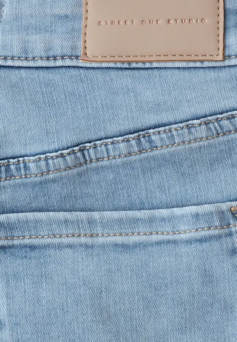 Straight Leg Jeansshorts im Casual Fit Light Blue Random washed Nahaufnahme eines hellblauen Denim-Jeansrückens mit sichtbaren Taschen und Nähten.