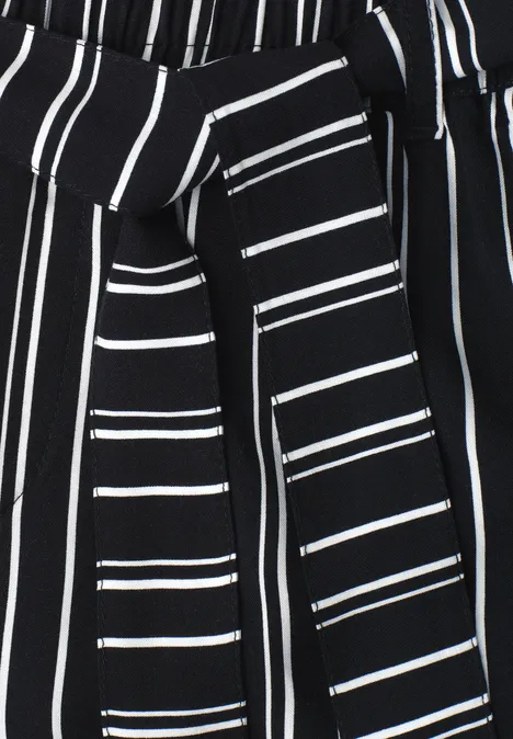 Zwarte broek met fijne witte strepen en een geknoopte stoffen riem.