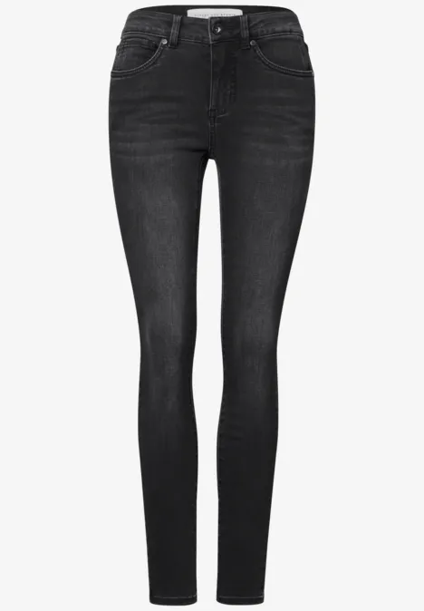 Mid Waist Skinny Leg Jeans im Skinny Fit black washed Schwarze enge Damenjeans mit hohem Bund, fünf Taschen und Reißverschluss.