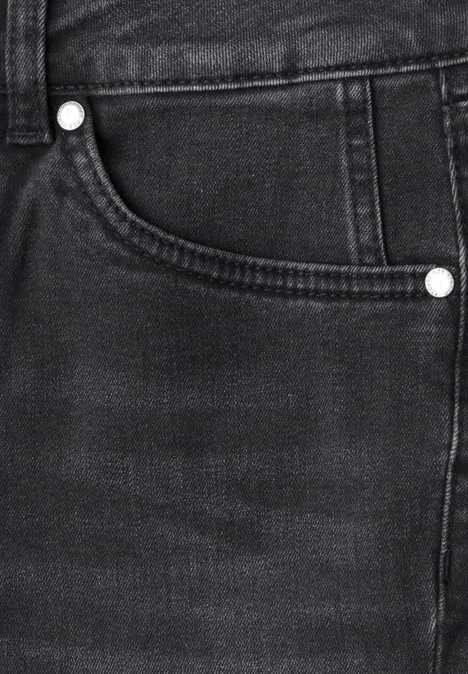 Mid Waist Skinny Leg Jeans im Skinny Fit black washed Nahaufnahme einer schwarzen Jeanshose mit sichtbarer Tasche und Nieten.