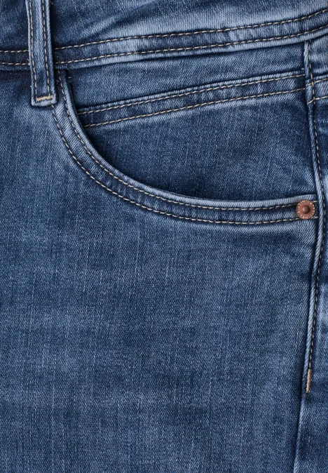 Mid Waist Wide Leg Jeans im Loose Fit bright mid blue washed Nahaufnahme einer blauen Jeanshose mit sichtbarer Seitentasche und Nähten.