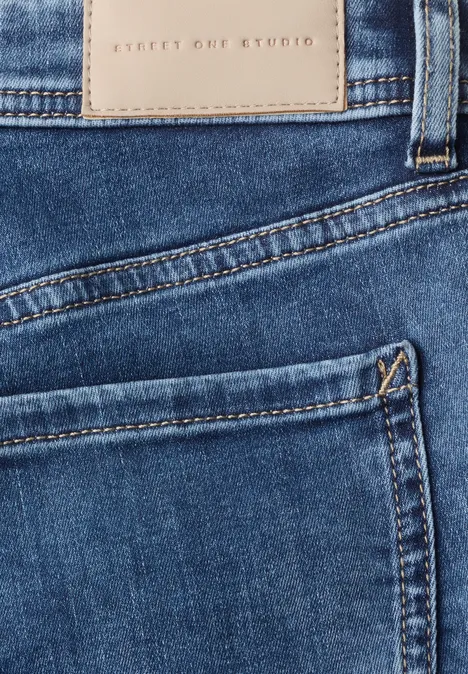 Detailaufnahme einer blauen Jeans mit Gesäßstasche und Münztasche.