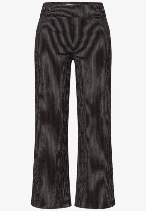 Schwarze Hose mit feiner Crinkle-Optik und weitem Bein, hoher Bund und dezentem Glanz