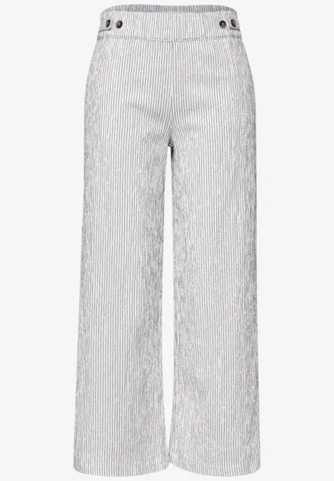 Hochtaillierte weiße Hose mit feinen grauen Streifen, weitem Bein und Knopfdetail an der Taille.