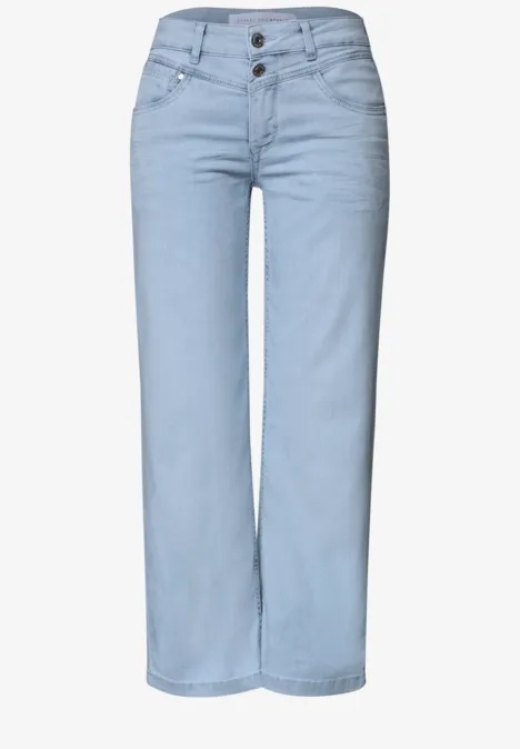 Lichtblauwe jeans met hoge taille, rechte pijpen en dubbele knoopsluiting, met een subtiele wassing.