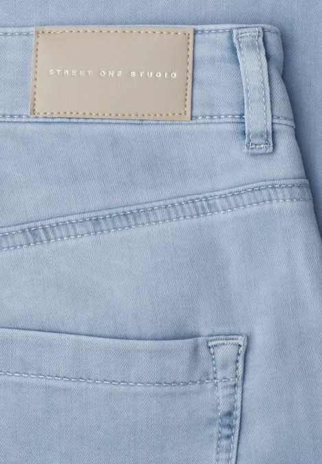 Lichtgekleurde jeans met achterzak, riemlussen en merkembleem op de tailleband.