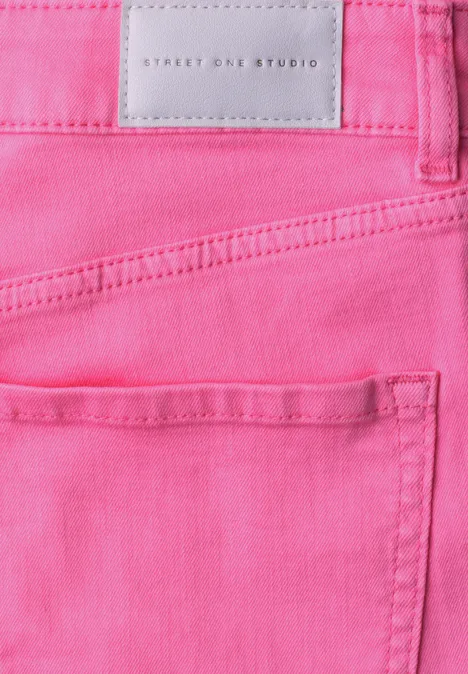 Barrel Leg Jeans im Loose Fit pink washed Nahaufnahme einer knallpinken Jeanshose mit sichtbarem Etikett ‚STREET ONE STUDIO‘.