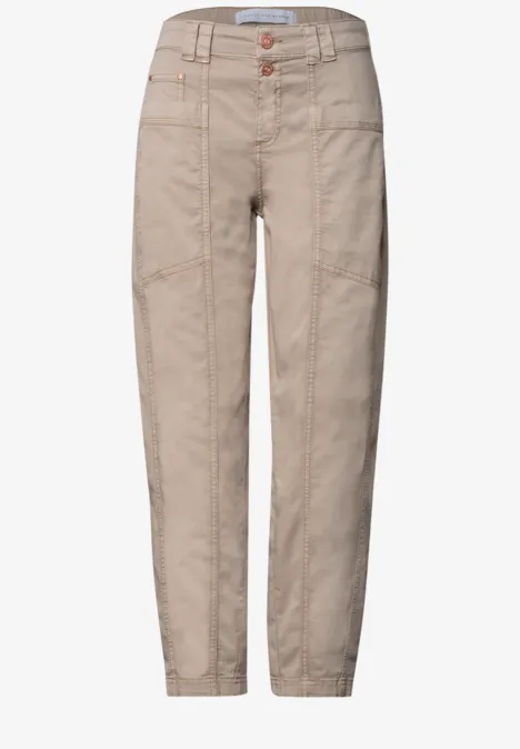 Pantalon beige taille haute avec poches plaquées et coutures apparentes, coupe décontractée pour tous les jours.