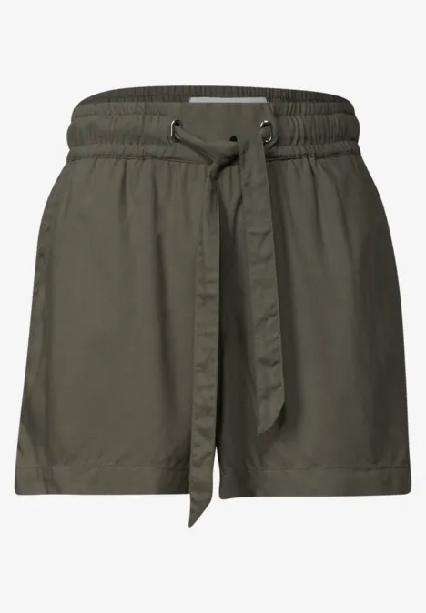 Shorts met Mid Waist en Loose Fit-pasvorm ashen olive Damesshort in olijfgroen met elastische taille, strikceintuur, tunnelkoord en losse pasvorm.