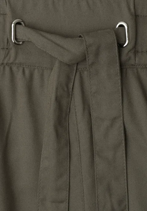 Shorts met Mid Waist en Loose Fit-pasvorm ashen olive Close-up van een olijfgroene stoffen tailleband met een geknoopte stofriem door twee metalen D-ringen.