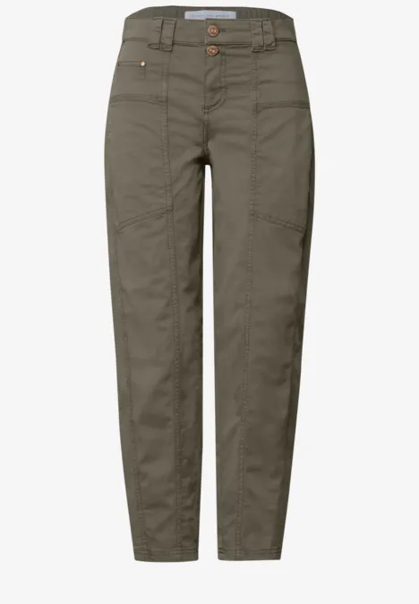 Damen-Hose in Olivgrün mit geradem Schnitt, Bund mit Knopf, Eingrifftaschen und Ziernähten.